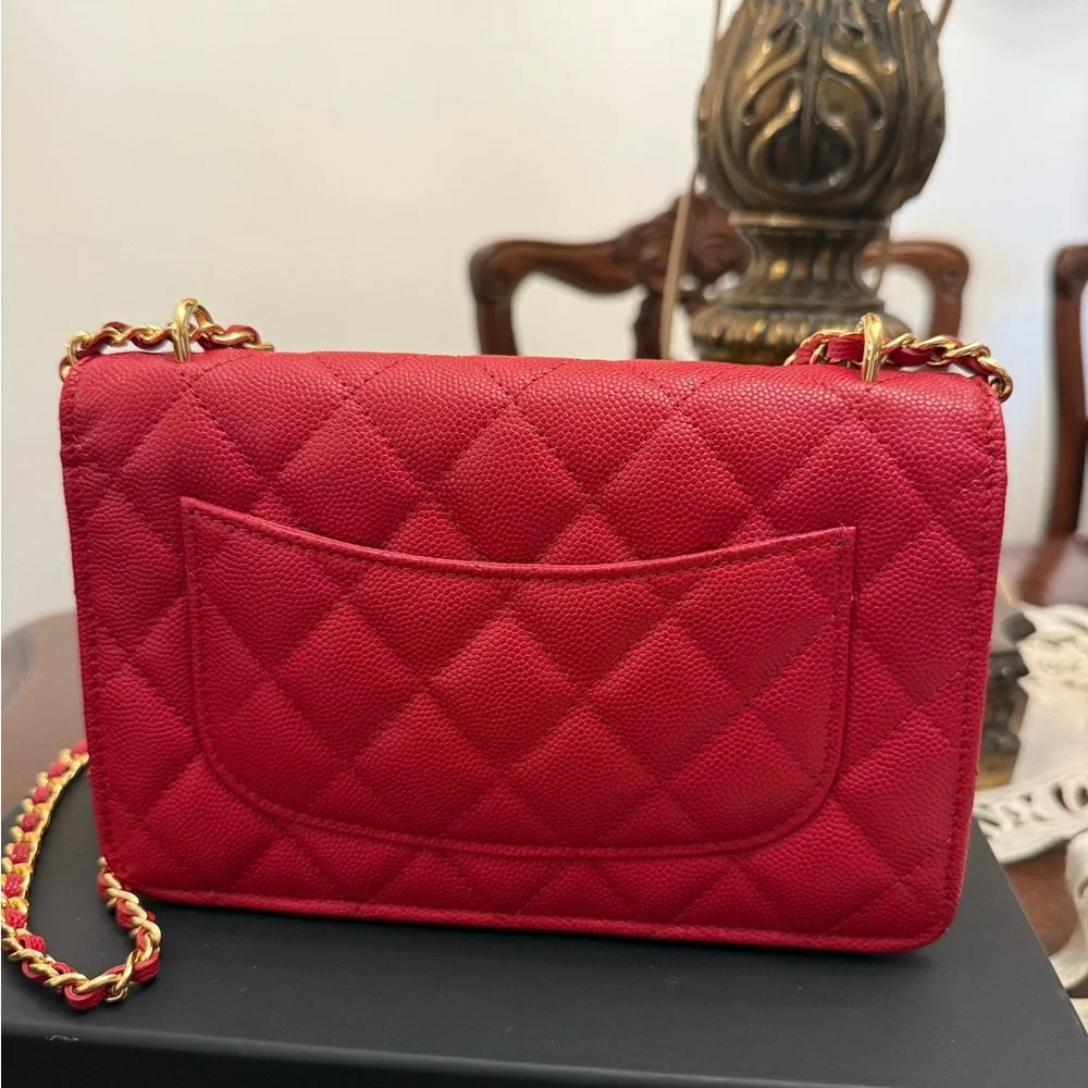 Chanel Red Quilted Crossbody Bag with Gold Chain - Picture 4 of 4